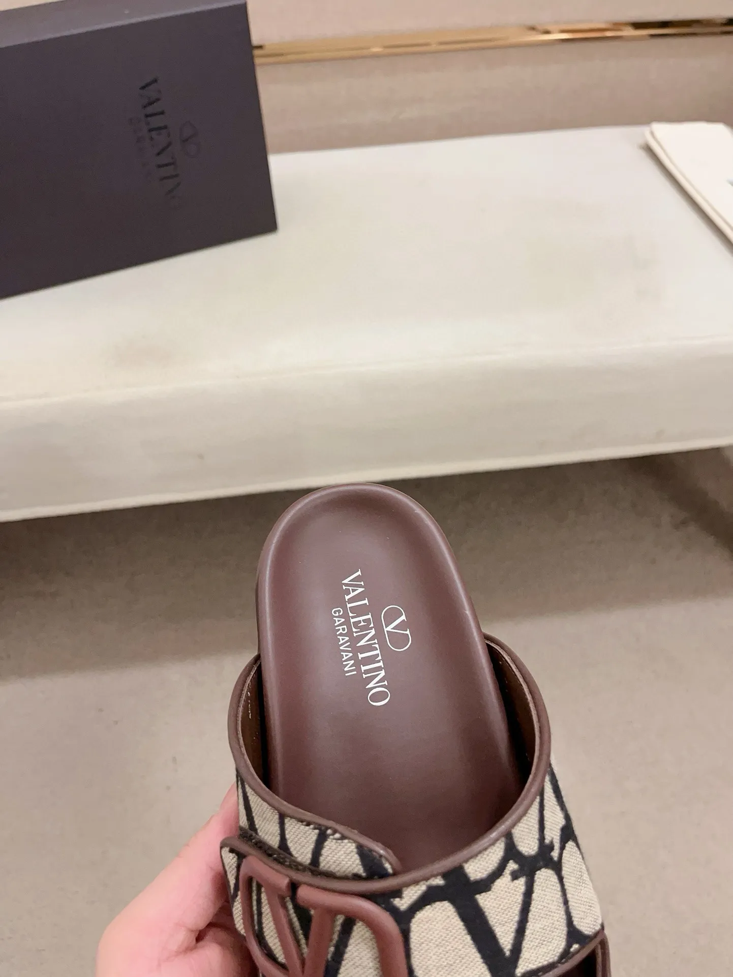 Men's shoes💰: 440💰[Valentino] New men's boutique slippers, counter quality, classic plaid, the actual workmanship is quite complex🔰The uppers are made of imported fabrics➕🐑Sheepskin lining, which tests the craftsman's craftsmanship➕original PU outsole. Size: 38-44 (45 can be customized, non-refundable)